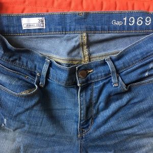 Gap distressed skinny jeans (31) EUC!